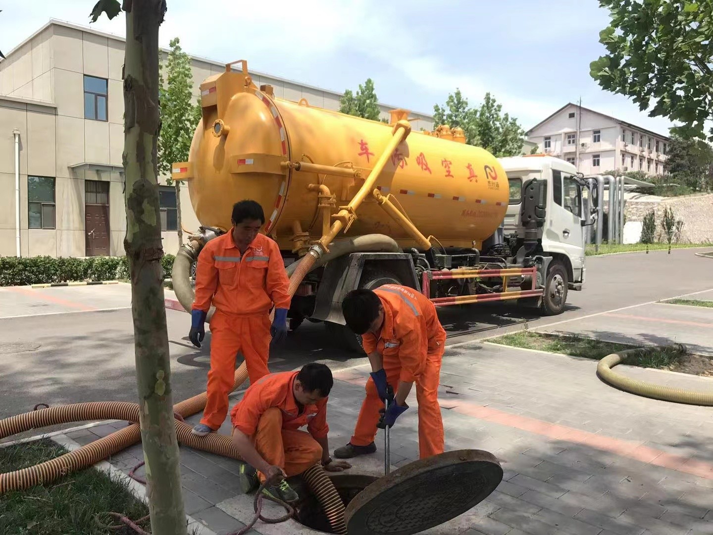 正蓝管道疏通车停在窨井附近