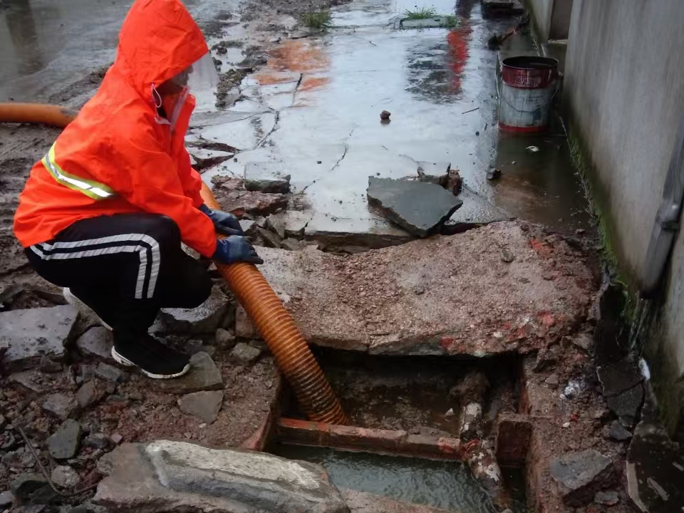 正蓝专业清理污水池 炜誉市政以规范流程守护城市 “肠道”